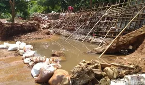 Perbaiki Tanggul Jebol, Berharap tak Banjir Lagi