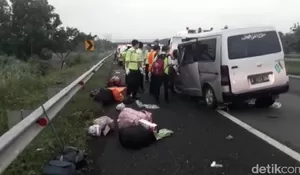 Minibus Tabrak Truk di Tol Cipali, Dua Tewas dan Enam Orang Luka