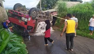 Ditanya STNK, Sopir Truk Teguling Malah Kabur