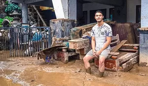 Warga Vila Nusa Indah Masih Dikepung Lumpur