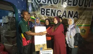 Pemuda dan Kader Posyandu Muarajaya Sumbang Bantuan