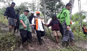 Jalan Kaki Lihat Kondisi Titik Longsor