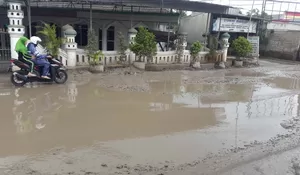 Jalan Raya Cicangkal Berlumpur