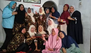 Anggota PKK Kamurang Belajar Bikin Kue