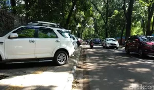 Pemkot Bandung Siapkan Aturan Derek Kendaraan yang Parkir Liar