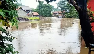 Cipinang Melayu Jaktim Banjir 1,5 Meter, Warga Mengungsi ke Masjid