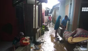 Banjir Mulai Surut, Warga Cikeruh Sumedang Bersihkan Lumpur di Rumah