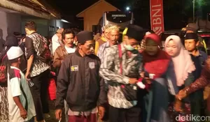 Gagal ke Arab Saudi, Ratusan Jemaah Umroh Situbondo Disambut Haru Keluarga