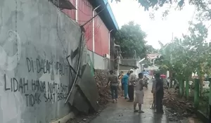 Gudang Roboh Tewaskan Pengemudi Ojol