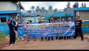 Puluhan Karyawan Pabrik Bahan Kimia Tuntut Pesangon