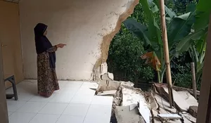 Rumah Warga Ciburayut Ambruk Akibat Pergeseran Tanah
