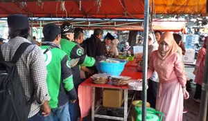 Tentara Berbagi Makanan