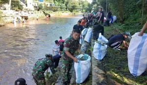 Bersihkan Sungai CIpakancilan