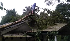 Angin Puting Beliung Sapu Rumah Warga dan PAUD di Srogol