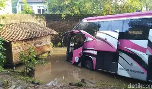 Hindari Tabrakan, Bus Terjun ke Kolam Ikan di Ciamis