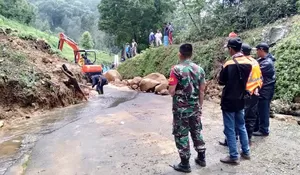 Longsor, Koramil Cisarua Buka Akes Jalan