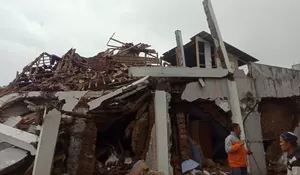 30 Menit Tertimpa Reruntuhan Rumah