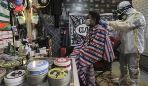 Tukang Cukur dengan alat pelindung diri (APD)