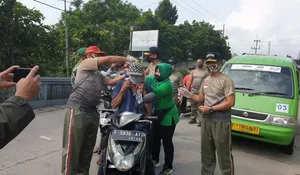 Pusdikintel TNI AD Gratiskan Masker ke Pengendara