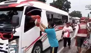 Tukang Becak di Depan Kopem Dapat Sembako Jokowi