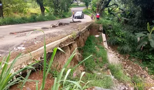 Jalur Alternatif Tenjo Ayu Cicurug Ambruk, Bahayakan Pengguna Jalan