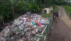 UPT Pengelolaan Sampah Wilayah III Angkut Sampah Menumpuk di Desa Kopo