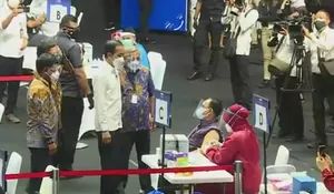 Tinjau Vaksinasi Massal untuk Wartawan, Jokowi Harap Bisa Beri Proteksi