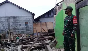 Duh... Rumah Nenek Tasih Ambruk Diterjang Angin Kencang