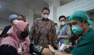 Berkunjung ke Sentra Vaksinasi Serviam, Ini Pesan Menko Airlangga