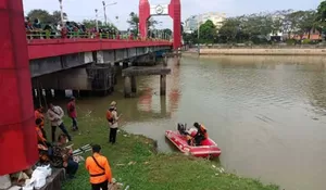 Heboh, Seorang Pria Lompat ke Kali Cisadane