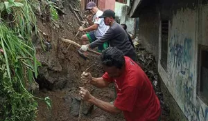 Warga Kampung Anyar Waswas Tertimpa Tebingan