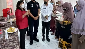 Atty Somaddikarya Beri Santunan Janda Korban Covid-19 di Kebonkalapa dan Katulampa