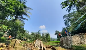 Jalan Terputus Efek Banjir Bandang, Warga Minta Bantu Alat Berat ke UPT PUPR Cigudeg Tapi Hingga Kini Belum Terealisasi