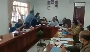 Rapat Bahas APBD Ricuh, Ketua DPRD Humbahas Disiram Air