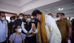Tinjau Sentra Vaksinasi di Ambon,  Menko Airlangga Salut dengan Antusiasme Warga dan Semangati Para Nakes