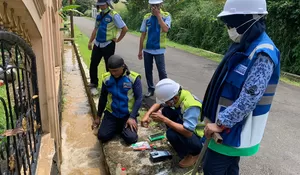 Optimalkan Pelayanan, Perumda Air Minum Tirta Kahuripan Cabang Kedung Halang Membersihkan Jaringan