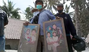 Harta Benda Luluh Lantak di Lautan Pasir Semeru, Hanya Foto Keluarga Ini yang Saya Punya