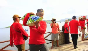 Gerakan Anak Negeri dan Forum Pemred Bagikan Beras 500 Kg untuk Warga Kampung Komodo