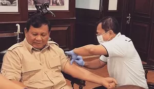 Terima Vaksin Booster, Prabowo Disuntik Dokter Terawan