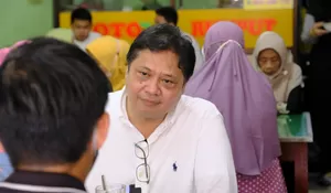 Nikmati Kuliner Soto Rumput, Menko Airlangga Ajak Pemilik Bincang Santai