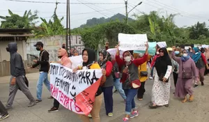 Emak-emak di Rumpin Demo Sambil Gendong Anak, Ini Tuntutannya
