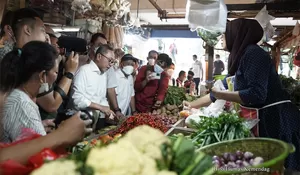 Blusukan Lagi ke Pasar, Mendag Zulhas Pastikan Harga Migor Stabil Dalam Waktu 2 Minggu