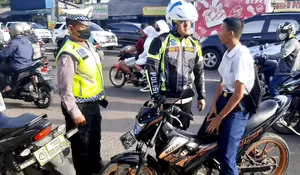 Kapolsek Gunung Putri Dapati Belasan Pelajar Bermotor tak Gunakan Helm