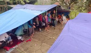 Miris, Korban Gempa Cianjur Ngungsi di Tenda Bocor