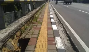 Trotoar Puncak Bolong-Bolong Bikin Bahaya Pejalan Kaki