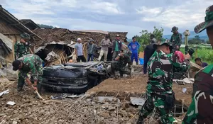 Pasukan Yonif 315/Garuda Bantu Bersihkan Puing Rumah Terdampak Gempa Cianjur