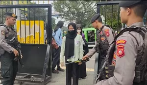 Buntut Bom Bunuh Diri Polsek Astanaanyar, Warga Masuk Mako Polresta Bogor Kota Dicek Alat Detektor Bom