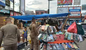 Nekat Mangkal di Trotoar Pasar Cibinong, Puluhan PKL Kena ‘Garuk’ Satpol PP