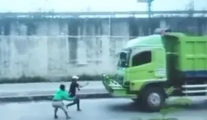 Demi Konten Adang Truk, Remaja Tanggung Tewas Terlindas di Gunungputri