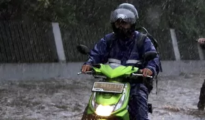 Jangan Takut Menerjang Hujan, Ini 6 Jenis Jas Hujan yang Harus Kamu Tahu